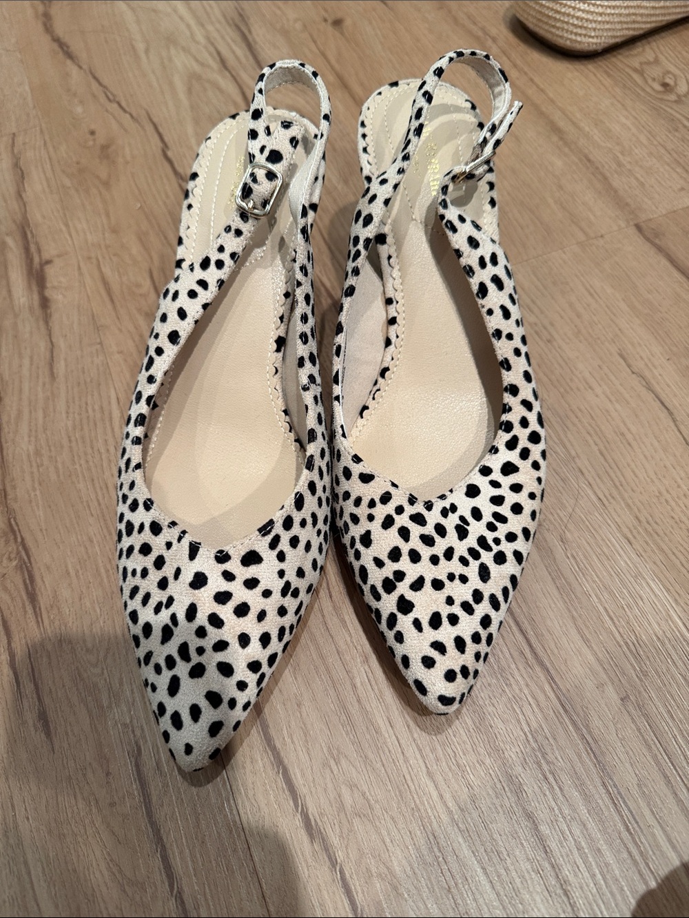 STUNNING Isaac Mizrahi Dalmatian Print Pointed Slingback Flats -Tan/Black